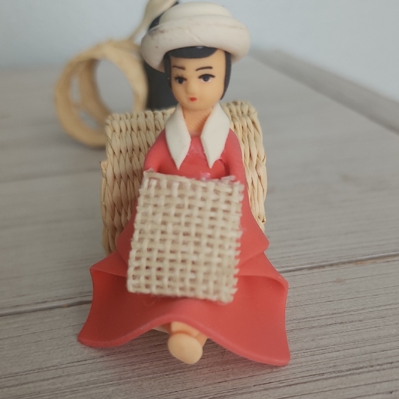 Charming Indigenous ArtesanalNapkin Holders Figurine Set with Woven Baskets. - Picture 5 of 12